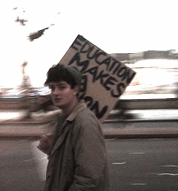 Junger Mann mit Plakat: Education Makes A Nation